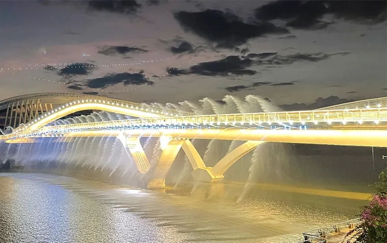 Lingshui River Zhiyin Landscape Bridge in Lingshui County, Hainan Province